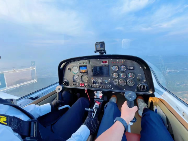 ▲北京华远航空飞行俱乐部的“遨游天空观八达岭”体验。（来源：商家供图）
